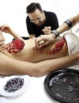 组图：C罗女友伊莉娜-莎伊克全裸登杂志封面