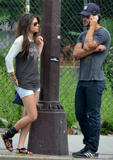 组图:狼人泰勒与大6岁女星约会 十指紧扣秀恩爱