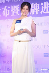 组图：胡杏儿化身希腊女神 亲和力十足示范护肤