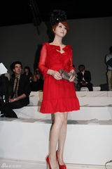 范冰冰红裙竞艳巴黎时装周 老佛爷贴面热吻姚晨(图)