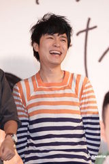 组图：Ella助阵青峰签唱会否认结婚传闻