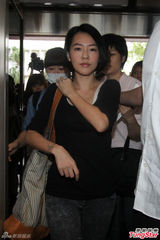 小S证人身份被传唤 神色疲惫白色肩带外露(图)