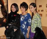 组图：闫妮亮相时尚派对 露美背尽显东方典雅