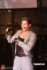 组图：郭富城玩转广东道 自称高空唱歌很浪漫 