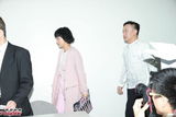 组图：徐濠萦素颜现身香港报业评议会 陈奕迅递交投诉书