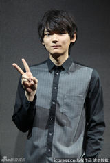 组图：古川雄辉亮相上海 灰黑衬衫笑容羞涩