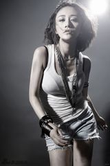 组图：刘芸曝光时尚大片 黑白光影尽显青春靓丽