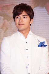 组图：ELLA出席新片首映会自曝拍动作戏崩溃痛哭