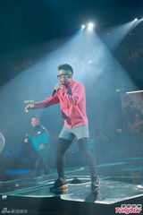 组图：古惑仔五子开唱显本色 伊健小春示爱太太