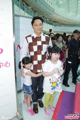 组图：《冲上云霄2》陈法拉献吻张智霖为其庆生