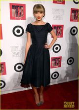 组图：泰勒-斯威夫特黑裙秀美背 新专辑发豪华版