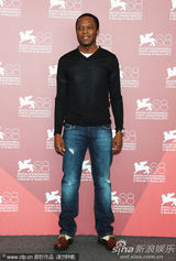 组图：《硬纸盒小镇》记者会 女主角光头造型抢眼