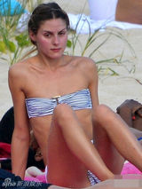 组图：名模迪瓦伊穿比基尼海边晒肤 前胸似后背