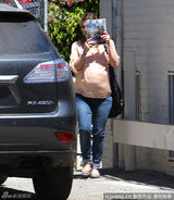 组图：德鲁-巴里摩尔挺大肚躲狗仔 竖中指发泄不满