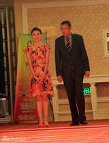 组图：小宋佳优雅阵公益 积极参与传递爱心行动