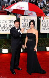 高清组图：大卫-阿奎特为科特妮-考克斯撑伞献殷勤