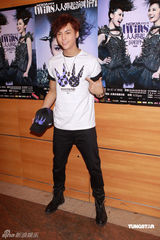 幻灯图集：Twins为个唱彩排 陈伟霆容祖儿探望加油