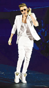 组图：贾斯汀-比伯被曝巴西逛妓院 披床单离开