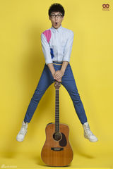 组图：刘心曝最新宣传写真 亮色系展青春活力