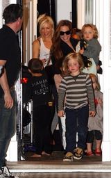 组图：朱莉和斯蒂芬妮星妈聚会 明星宝宝扎堆