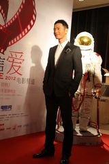 组图：黄晓明亮相《首映》慈善晚宴压轴献唱