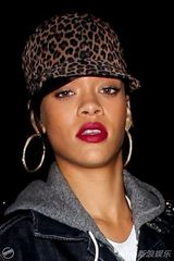 组图：蕾哈娜洛杉矶录音休闲风红唇欲滴