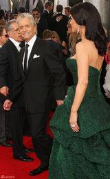 高清图：迈克尔-道格拉斯携娇妻凯瑟琳亲密亮相 