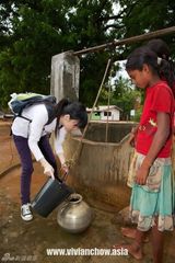 46岁周慧敏斯里兰卡公益行 为孩童剪发吹泡泡