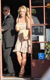 组图：布兰妮短裙享受秋日时光 见狗仔忙用食物挡脸