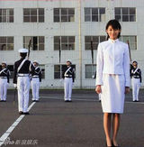 组图：日本兵源不足 女星拍广告吸引宅男参军