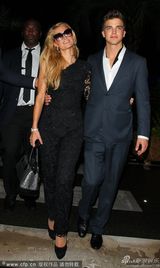 组图：帕丽斯-希尔顿与男友当众热吻秀恩爱