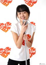 高清图：文根英金强宇携手为慈善 展现温暖笑容