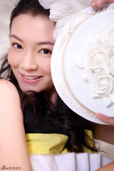 组图：演员崔波甜美写真曝光 典雅黄裙顽皮可爱