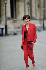 组图：孙俪巴黎街拍 红色套装秀简约时尚