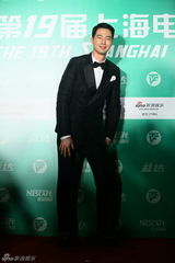 组图：韩星赵寅成上海电视节卖萌耍酷逗粉丝