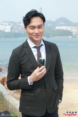 组图：张智霖未收劲歌邀请 计划新年办签唱会