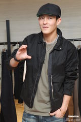 组图：陈冠希举办改版签书会 自曝与女友无结婚打算