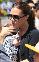 组图：贝克汉姆千金首曝光 小脸肉嘟嘟可爱至极