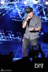 组图：朴宰范等参加HIPHOP音乐节引爆火热现场