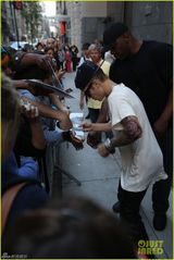 组图：比伯秀新玫瑰纹身与粉丝合照摆酷