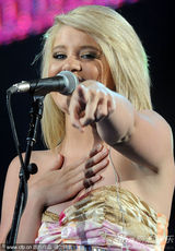 组图：美国乡村音乐电视奖彩排 凯利安德伍德领衔