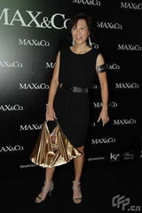 幻灯图：何超仪与偶像乐队合作 张静初拒谈男友