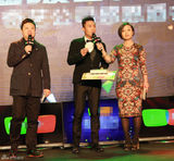 组图：杜淳黑西装绅士复古发型获全民男友奖