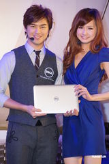 组图：陈柏霖视频聊天维系感情 工作中过白色情人节