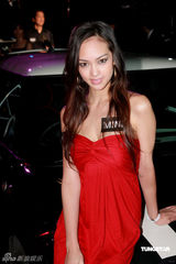 幻灯图：CaraG被JessicaC低胸洋装抢尽风头