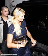 组图：帕丽斯-希尔顿泡夜店男友小心翼翼伺候左右