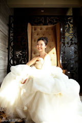 组图：柯蓝演绎婚尚浪漫 置身仙境化身爱丽丝