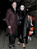 组图：众星亮相万圣节派对 凯特-摩斯白面红唇诡异