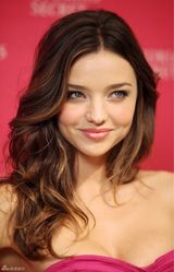 高清组图：米兰达-可儿性感亮相 粉红礼服娇艳