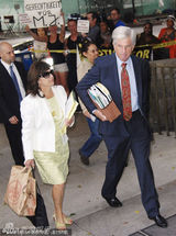 组图：杰克逊案四审家人到场 粉丝举牌望法庭公正